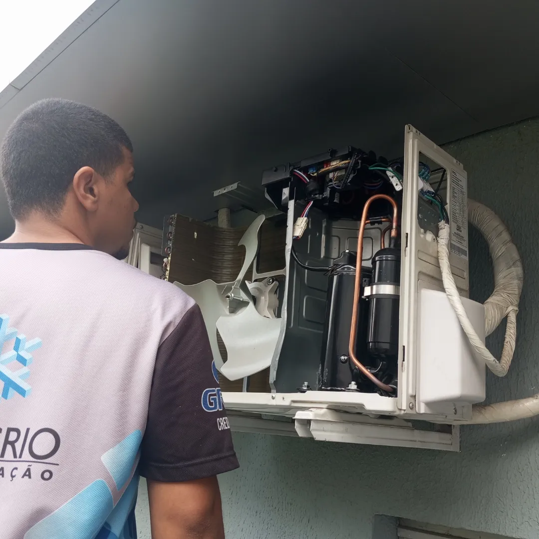Manutenção preventiva e higienização de ar condicionado
